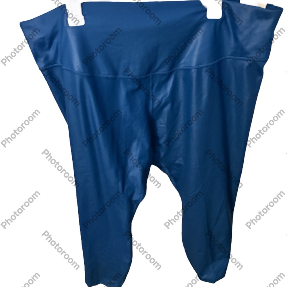 NWT Nike dri fit royal
Blue 7/8 length mid rise tight fit size 3x very njce